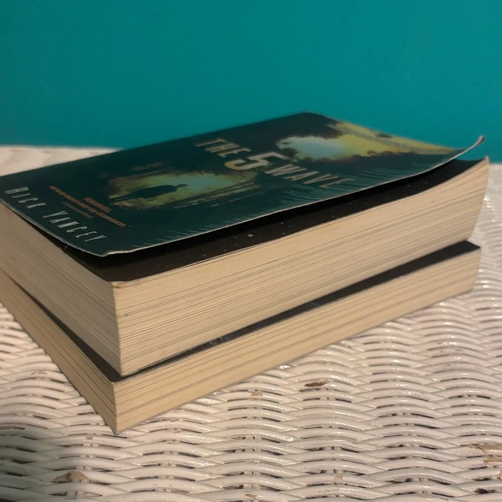 Book bundle of 2 - The 5th Wave and The Infinite Sea Books